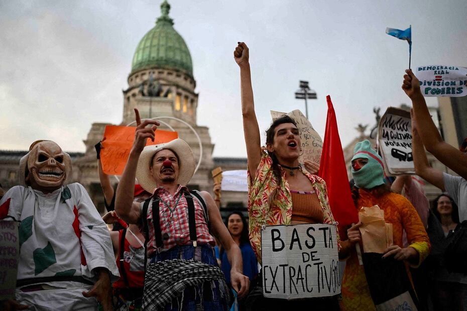 Argentinos durante una protesta contra el presidente Javier Milei. Foto: LUIS ROBAYO / AFP
