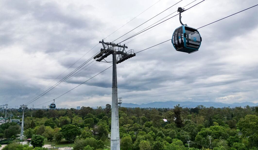 Imagen de los teleféricos del Sistema de Transporte Público Cablebús de la Línea 3 que pasa a un costado de la Segunda Sección de Chapultepec en la Ciudad de México, el 20 de junio de 2025. Foto: AFP