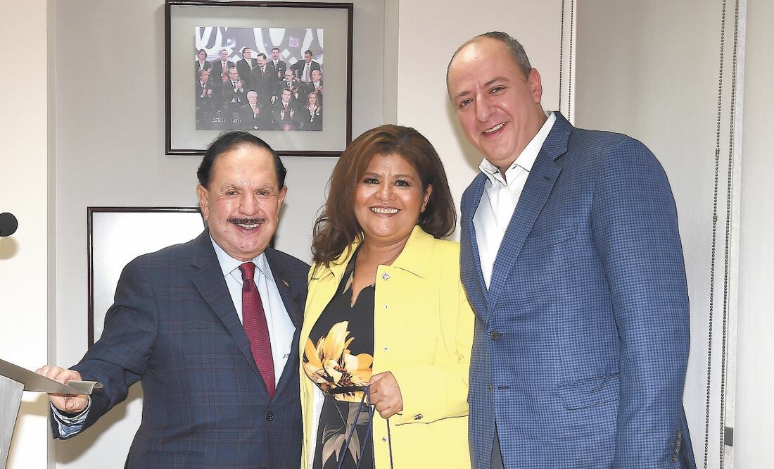 Juan Francisco Ealy Ortiz y Juan Francisco Ealy Lanz Duret flanquean a María Félix en la ceremonia de reconocimiento a la exdirectora de El Gráfico, realizada en el Salón Félix F. Palavicini de esta casa editorial. FOTOS: ROSALÍO HUÍZAR. EL UNIVERSAL