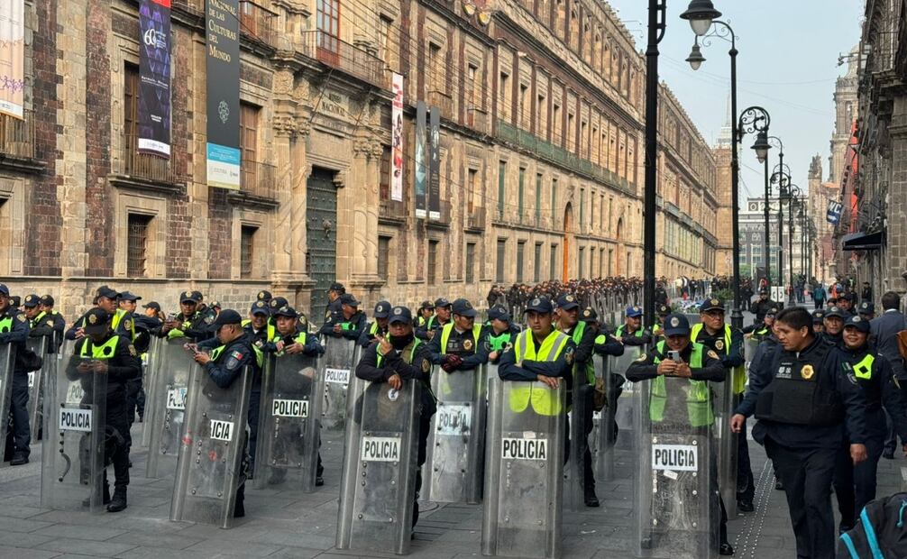 La mañana de este jueves Palacio Nacional amaneció sin bloqueos de la Coordinadora Nacional de Trabajadores de la Educación (CNTE), pese que ayer impidieron el acceso a los medios de comunicación. Foto: Salvador Corona / EL UNIVERSAL