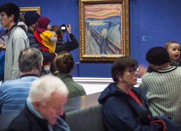 "Ningún grito cuando los políticos ignoran a la ciencia": Detienen a tres activistas por pegarse a "El grito" de Edvard Munch