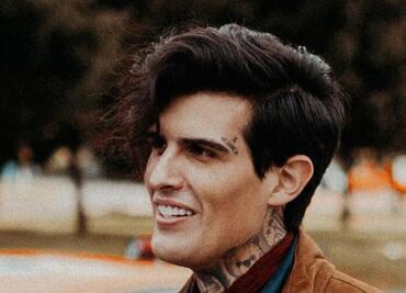 La historia detrás de las 5 mejores canciones de Adriel Favela, referente de los corridos tumbados