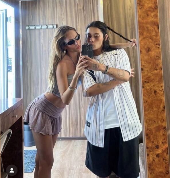 Nini Vélez y Ester Expósito. Foto: Redes sociales