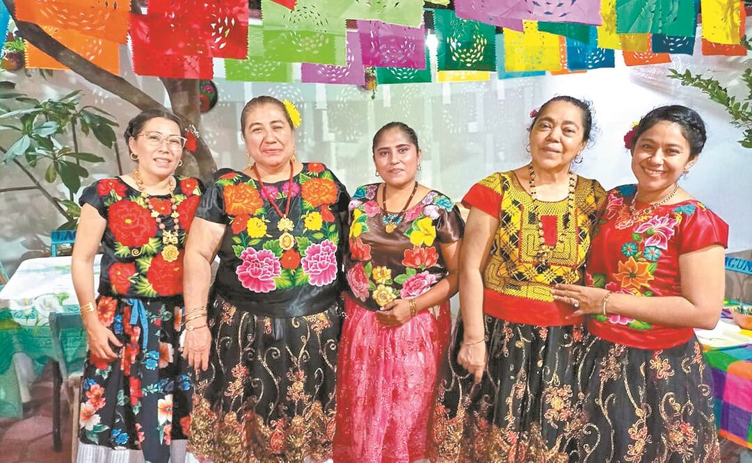 La profesora jubilada Geraldina Santiago Velázquez recuerda la celebración de las Velas, una fiesta comunitaria que se prolongaba hasta la madrugada. Ahora, festejan entre familia, guardando las medidas sanitarias. Fotos: Alberto López. EL UNIVERSAL