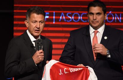 Osorio acepta que todavía podría dirigir a Colombia