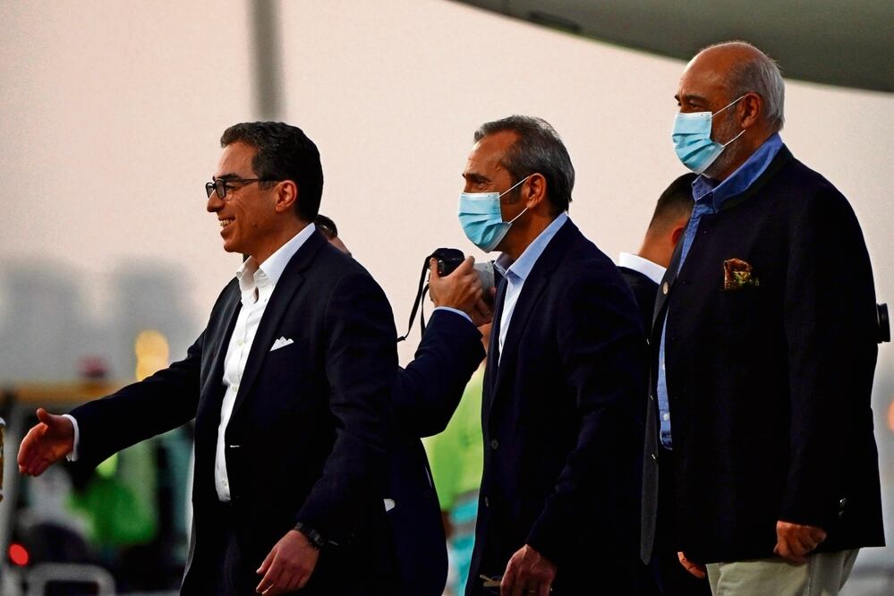 De izquierda a derecha, Siamak Namazi, Emad Sharghi y Morad Tahbaz se alejan de un vuelo de Qatar Airways que los llevó de Irán a Qatar. Foto: Lujaín Jo | AP