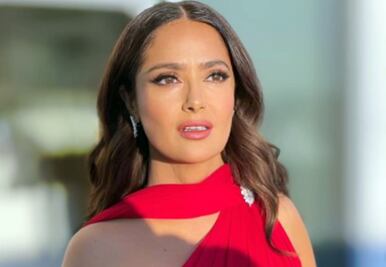Salma Hayek luce traje de baño con escote de infarto