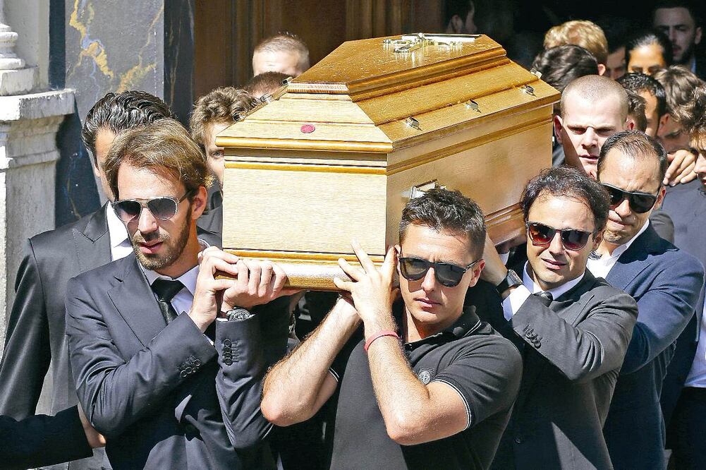 Los pilotos Vergne (izq.), Maldonado y Massa cargan el féretro de Jules Bianchi (LIONEL CIRONNEAU. AP)