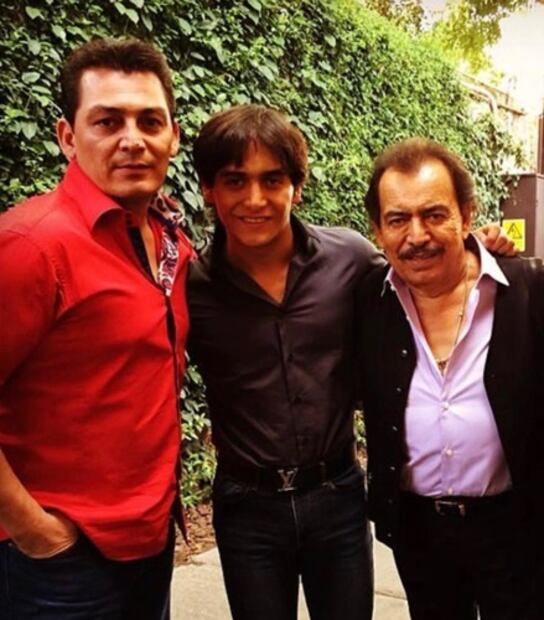 "Un beso hasta el cielo a estos dos seres que amo", escribió el cantante en sus redes sociales. Foto: Instagram