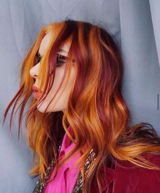 ¿No sabes qué hacerle a tu pelo?  Las mechas face framing son lo de hoy