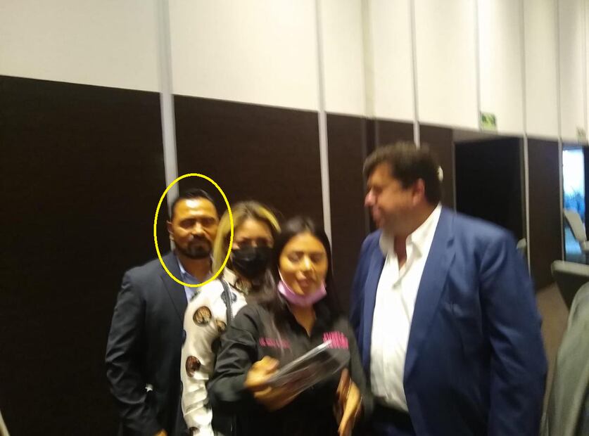 El operador del grupo Los Metros, en el círculo amarillo.