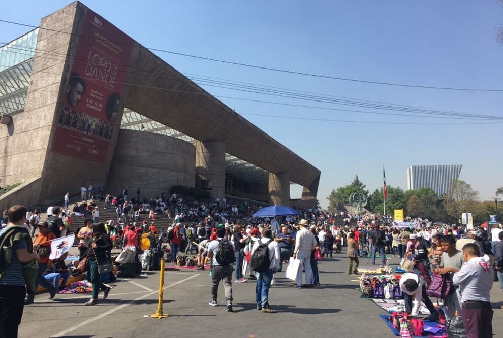 Ciudadanos que se preparan para marchar en contra de Donald Trump, presidente de Estados Unidos, se congregan en el Auditorio Nacional y en el Hemiciclo a Juárez. Foto Alberto Morales