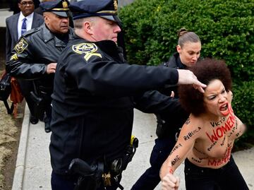 Mujer "topless" protesta contra Bill Cosby