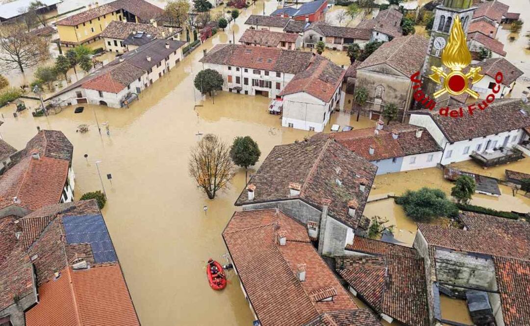Esta fotografía, tomada y difundida el 17 de noviembre de 2025 por los Vigili del Fuoco, el cuerpo de bomberos italiano, muestra una vista aérea de las graves inundaciones cerca de Udine, en la región de Friuli Venezia Giulia, al norte de Italia, tras las intensas lluvias. Foto: AFP