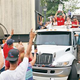 Cora presume el trofeo a su gente 