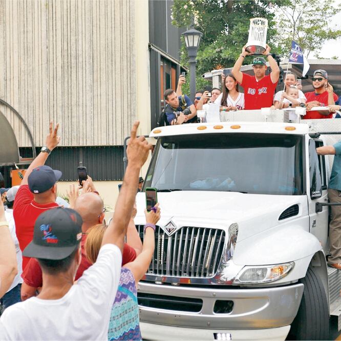 También desfilaron los pitchers David Price, y el receptor puertorriqueño Christian Vázquez, entre otros. THAIS LLORCA. EFE