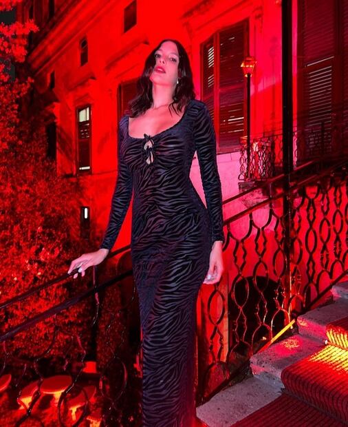 Arisita impacta en vestido negro animal print y botas plateadas