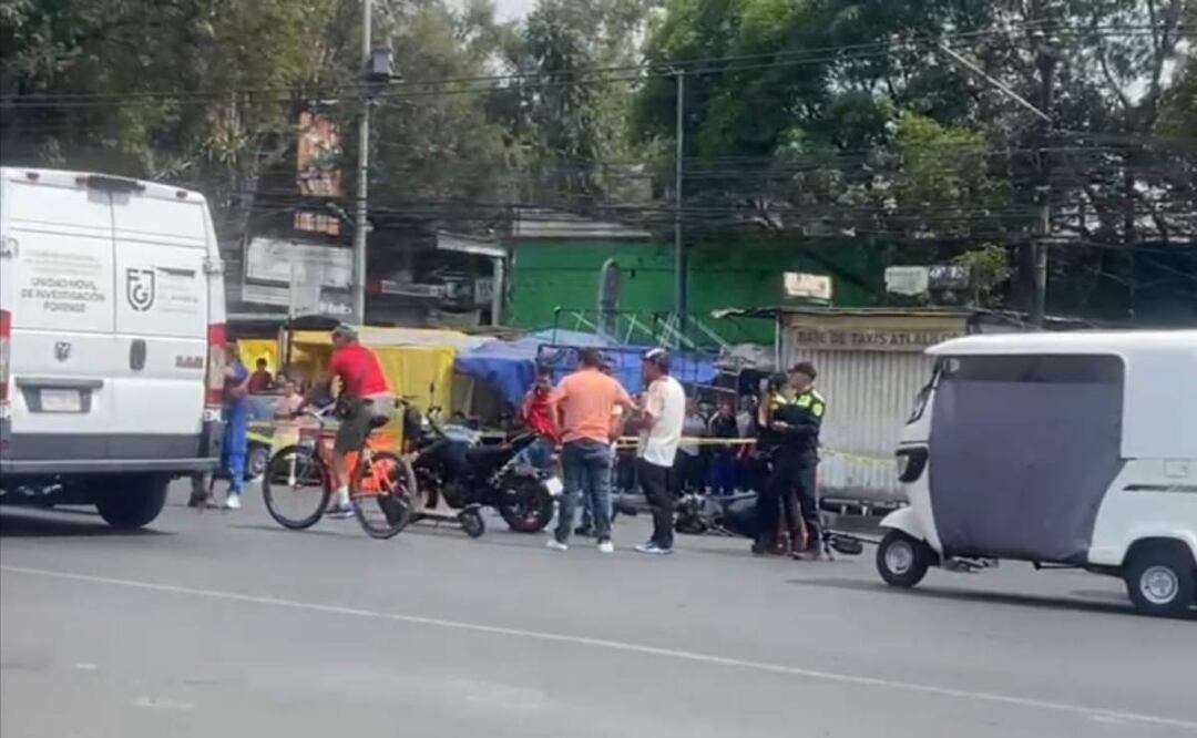 Mujer pierde la vida luego de que una motocicleta la impactara mientras viajaba en su patín eléctrico en la alcaldía Iztapalapa de la CDMX (18/04/2025). Foto: Captura de video
