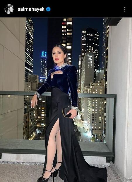 Salma Hayek nos confirma que llevar un traje de terciopelo es la mejor apuesta para el invierno 