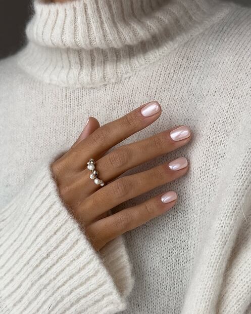 El diseño de uñas blanco puede tener efectos como el popular glaseado. Foto: Instagram @m.o.n.a.j