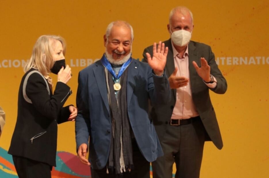 Leonardo Padura recibe la Medalla Carlos Fuentes, que le concedió la FIL en 2020