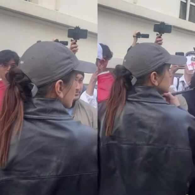 Rosalía impone tendencia al llevar chongo con gorra