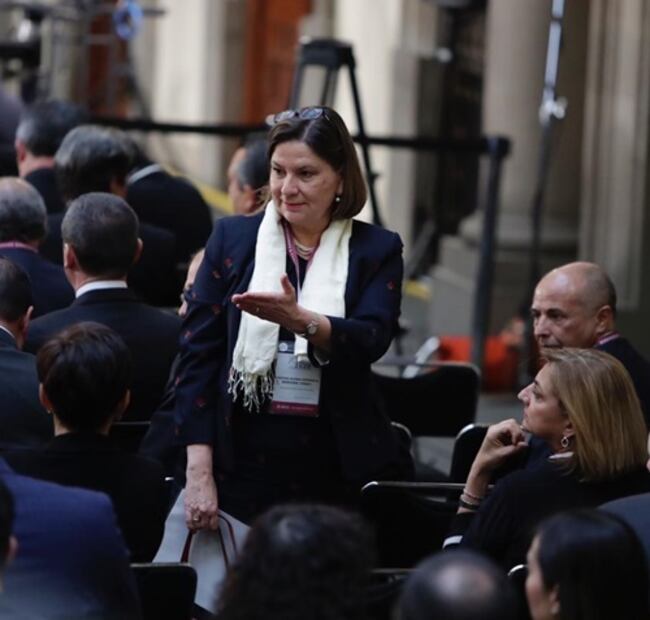 Dejan en penúltima fila a embajadora de México en EU en reunión con AMLO