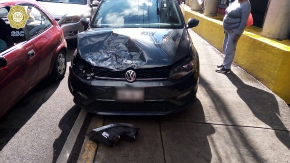 Tráiler choca 5 autos particulares, destroza un taxi y genera riña en Iztacalco