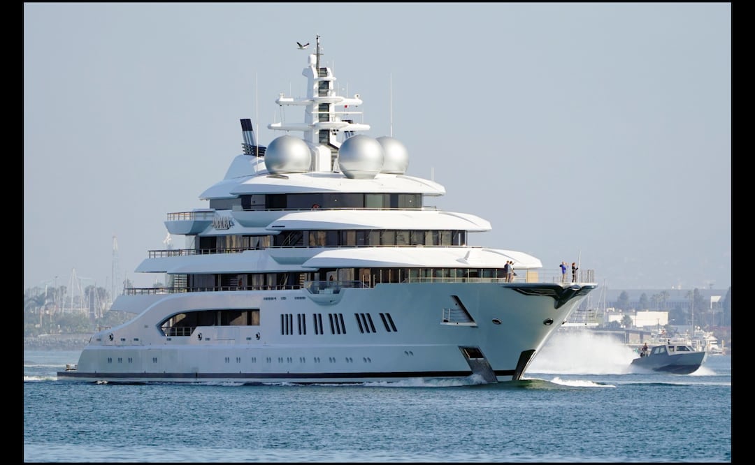 ARCHIVO – El superyate Amadea navega hacia la bahía de San Diego el 27 de junio de 2022, visto desde Coronado, California. (AP Foto/Gregory Bull, Archivo)