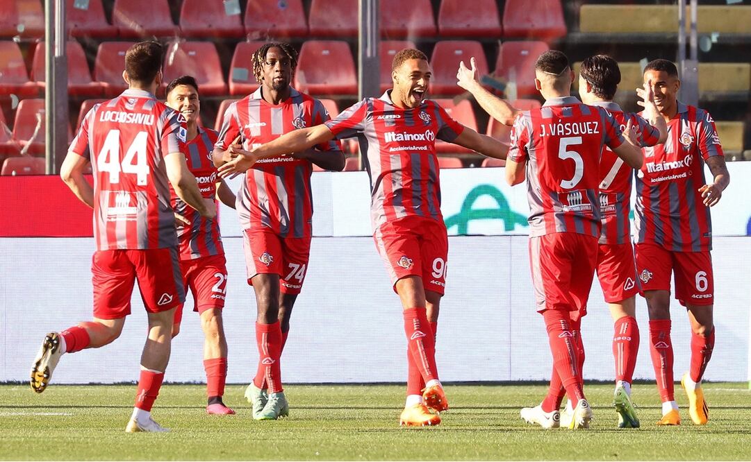 Johan Vásquez festejando el triunfo con sus compañeros / Foto: EFE
