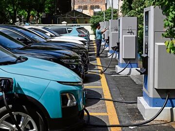 Nuevas plantas de autos eléctricos están en pausa