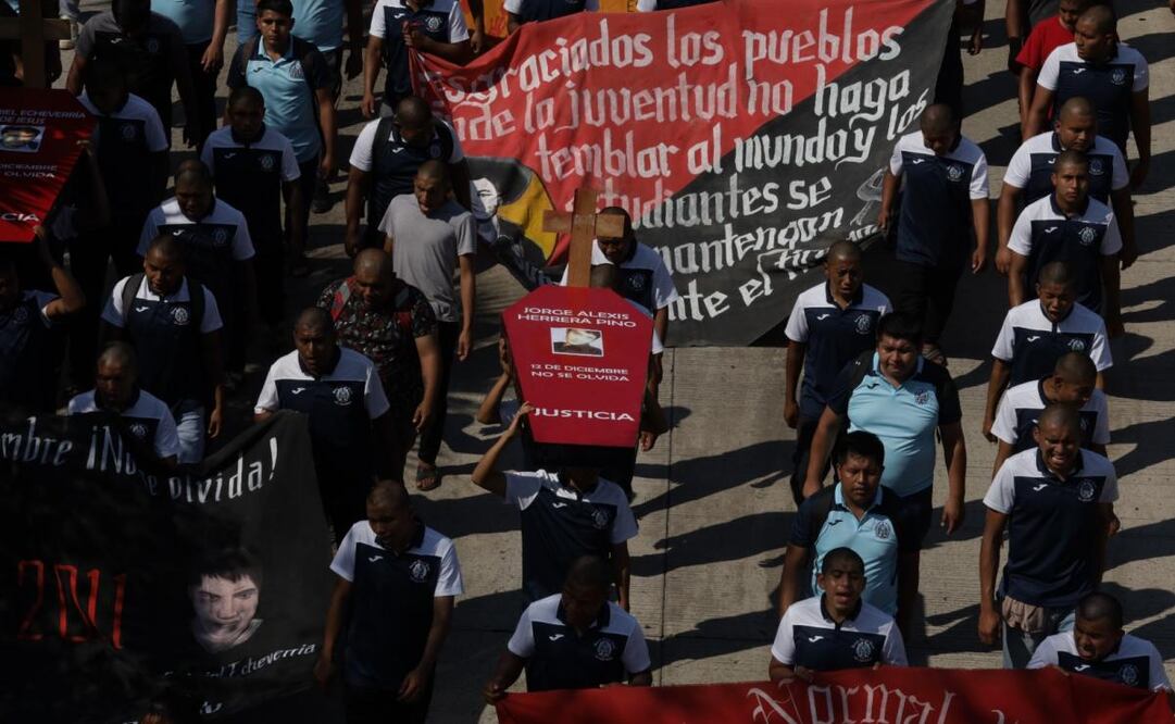 Padres y normalistas de Ayotzinapa marchan en Chilpancingo; acusan impunidad por asesinatos y la desaparición de los 43.
Foto: SALVADOR CISNEROS SILVA/EL UNIVERSAL