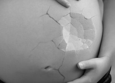 Condenan a joven en EU a 3 meses de cárcel por abortar por su cuenta y enterrar el feto