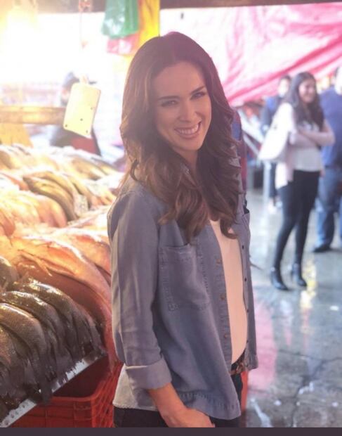Jacky Bracamontes luce sus curvas en traje de baño 