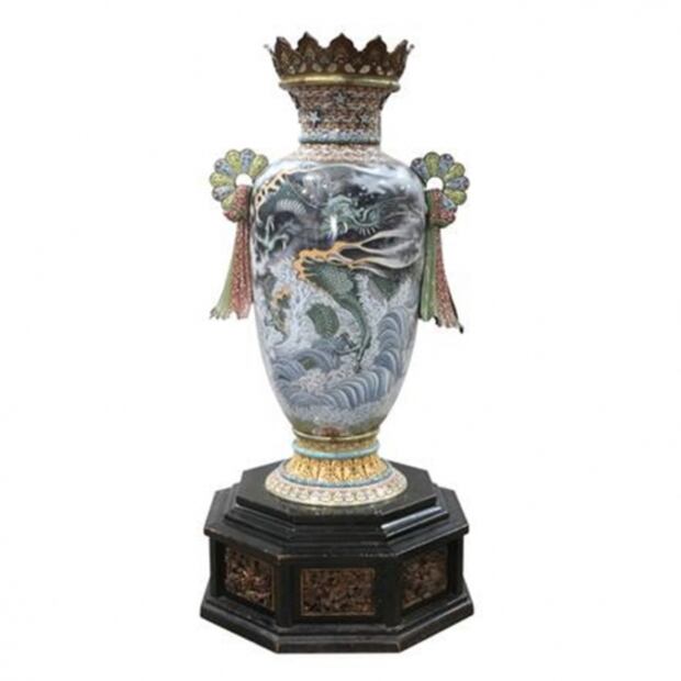 Descubrimiento de un jarrón de cloisonné del periodo Meiji