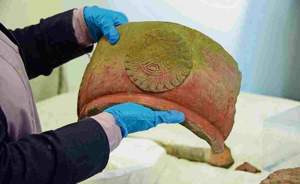 Igual de sorprendente es, indica la arqueóloga, que también se encontraron materiales de tipo ritual, tales como sahumadores, braceros, navajillas, entre otros, lo que señala que los antiguos habitantes daban ofrendas al agua, específicamente la de los manantiales. Foto: INAH