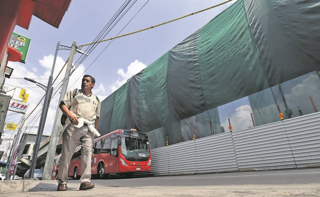 La jefa de Gobierno anunció que el tramo gemelo de L12 se tiene que demoler y reconstruir. Actualmente está cubierto por una lona verde. Foto: Archivo EL UNIVERSAL