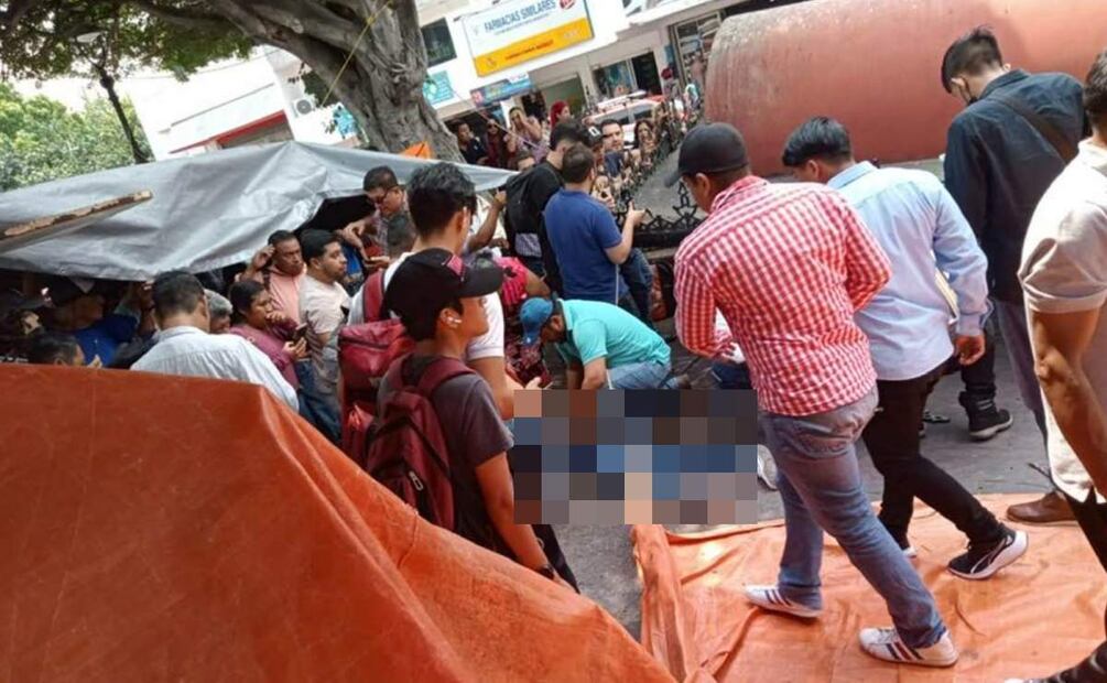 Dos personas fallecidas y dos lesionadas dejó la caída de la estructura de una parada del transporte público (20/03/2025). Foto: Especial