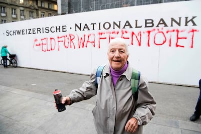 Suiza: detienen a anciana por pintar grafiti en una pared 