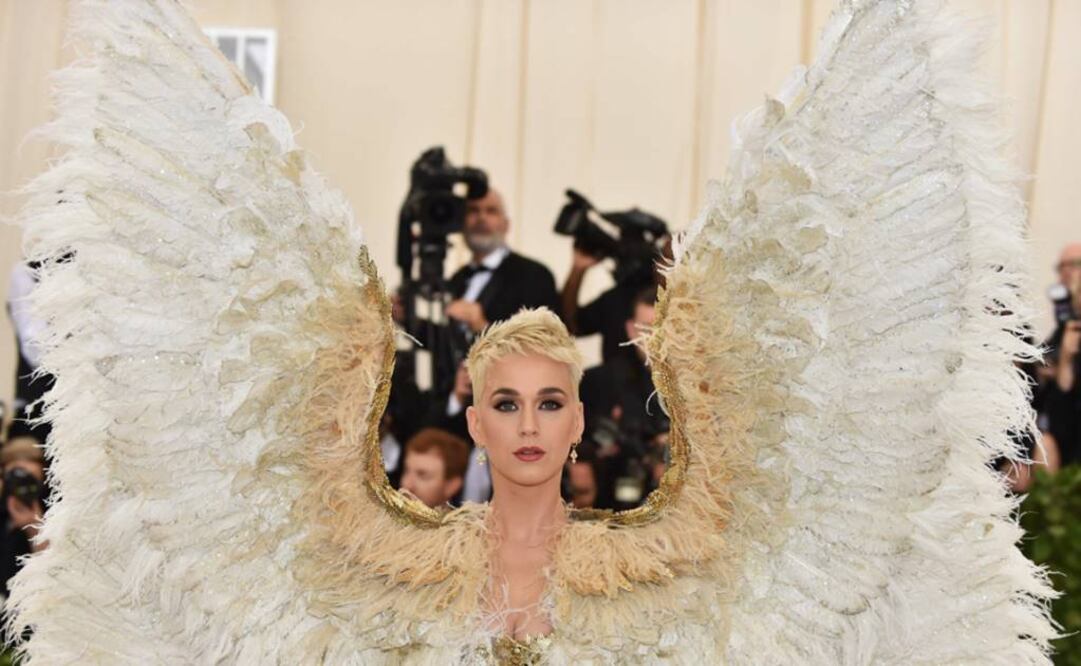 Katy Perry llegó como un ángel, con todo y alas  FOTO:AFP