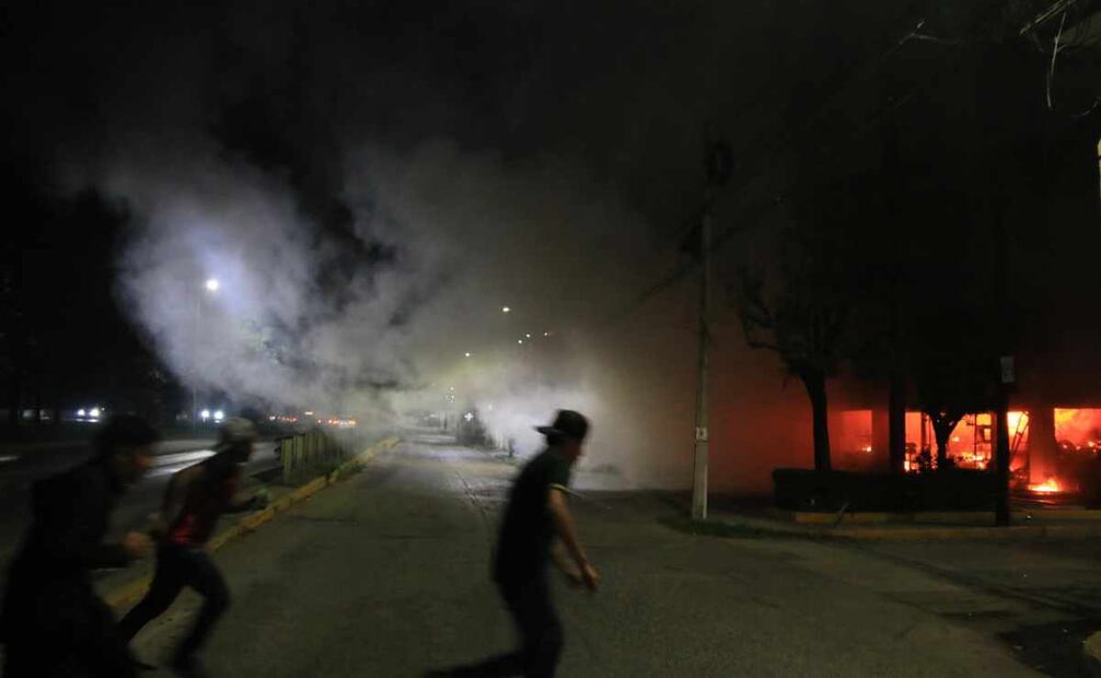 Al cerrar el año, Tabasco registra una ola de violencia, reportándose la quema de una patrulla, tiendas de conveniencia quemadas, al igual que una gasolinería y colocación de "ponchallantas" en algunas entradas a la ciudad de Villahermosa. Foto: Luis Manuel López / EL UNIVERSAL