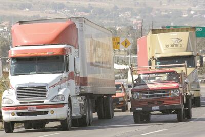 Cae más de 80% la producción y exportación de camiones pesados en abril