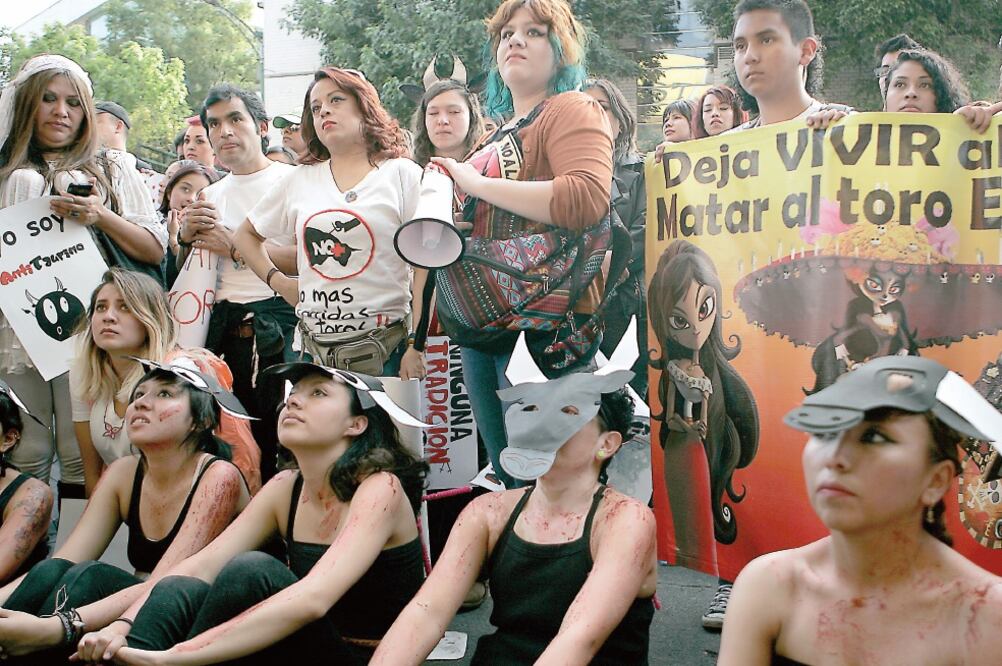 Un grupo de antitaurinas se manifestó afuera de la Plaza México (ALEJANDRO ACOSTA. EL UNIVERSAL)