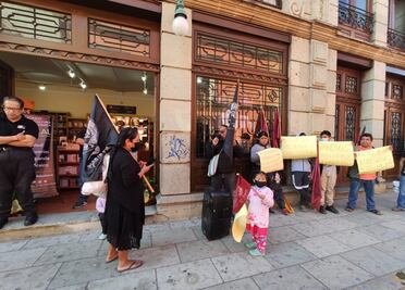 Organización indígena protesta en la librería Ricardo Flores Magón del FCE, en Oaxaca