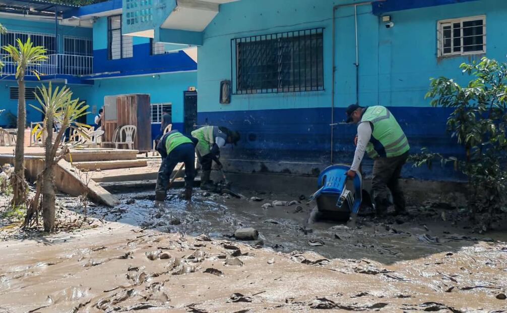 Personal y maquinaria de dependencias del Gobierno de la Ciudad de México continúan con las labores de apoyo solidario en el estado de Veracruz.
Foto: Especial.
