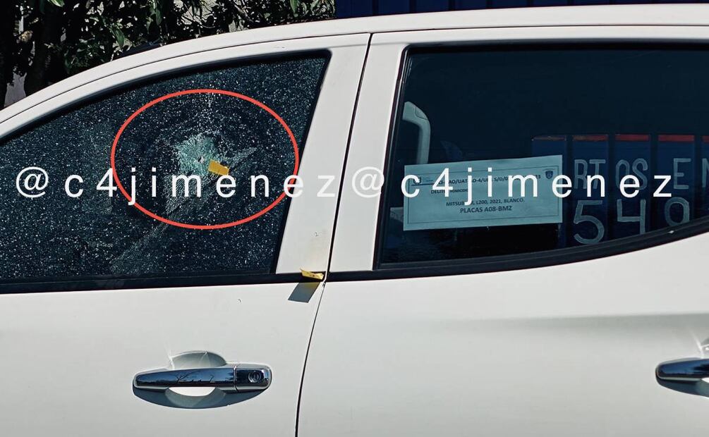 Este es el vehículo del funcionario con impactos de bala a la altura de la ventana de lado del conductor Foto: Carlos Jiménez