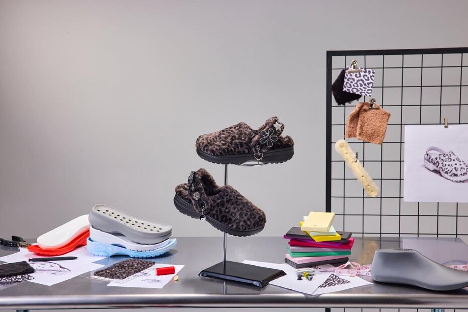 Estos clogs tienen espacios en la correa para Jibbitz. Foto: Especial