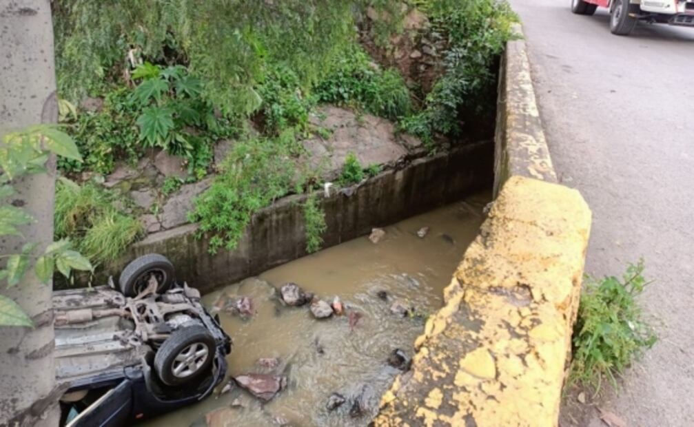 Cae camioneta a canal donde fue arrastrada Ana Karen en Tlalnepantla
