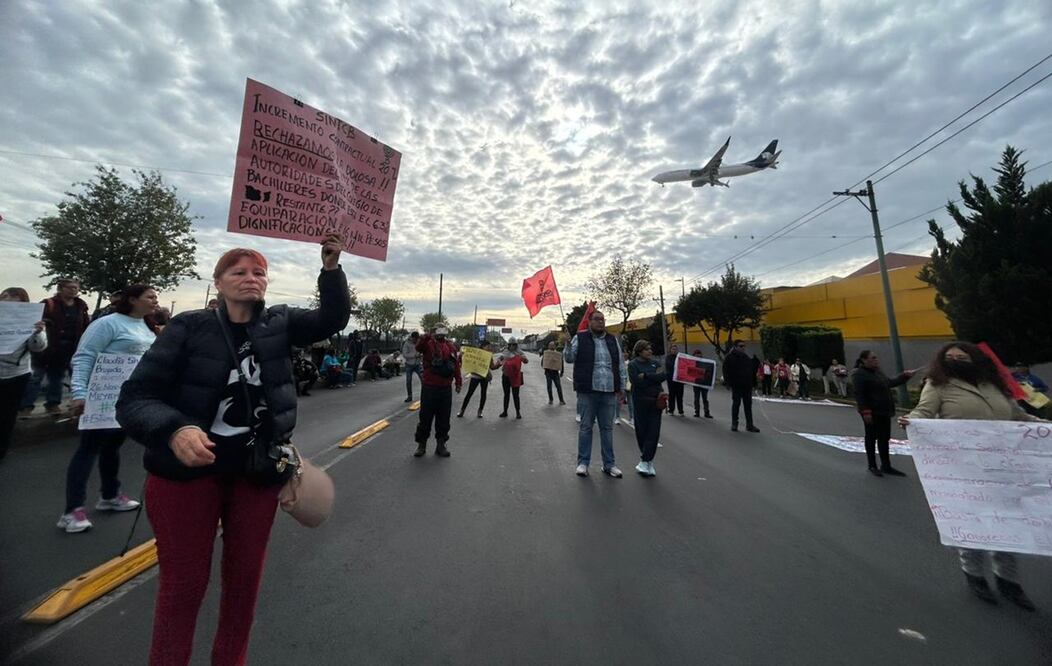 CDMX, 01 Diciembre 2023.- Trabajadores del colegio de Bachilleres pertenecientes al sindicato, se encuentran frente a la terminal 1 del AICM, pretendían avanzar hacia el Bulevar Puerto Aereo pero fueron contenidos por granaderos.
Foto y Video: Ivan Montaño/ @HalconOnce.