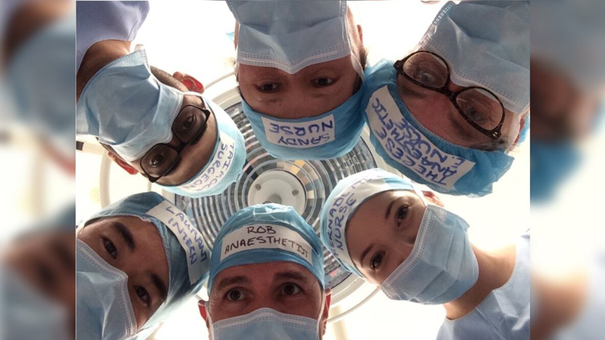 Rob Hackett junto a un equipo médico en Sídney, Australia, donde cada uno tiene su gorro con nombre y profesión (Foto: Rob Hackett)